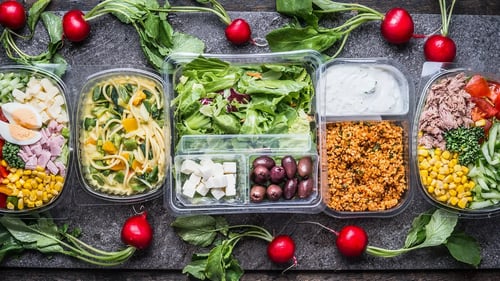 En esta imagen puedes ver varios productos alimenticios, como ensalada, queso feta y aceitunas, que se envasan en atmósfera modificada.